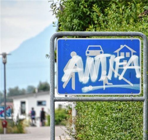 Graffiti auf den Straßenschildern: die unschöne Situation am Happinger Dorfplatz.