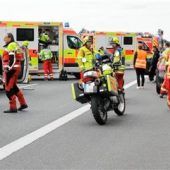 Lastwagen prallt  auf A8 in Autoheck