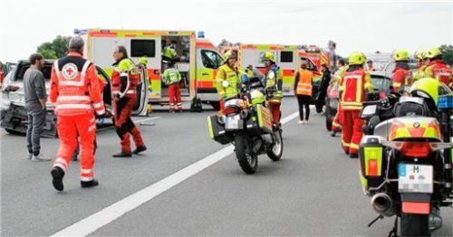 Großeinsatz am Samstag auf der Autobahn: Dort war ein Lkw in ein Auto aufgefahren. Fotos  Reisner