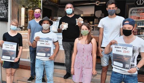Haben die Aktion ins Leben gerufen: (von links) Johanna Weghorn, Kay Bodenschlägel, Oliver Klich, der Inhaber vom „King Döner“, Ilhan Naz, Luisa Klich, Tim Hildebrandt und Benjamin Gottschling von der Hochschule Rosenheim. Foto Schlecker