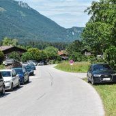 Im Bergsteigerdorf dominieren die Autos