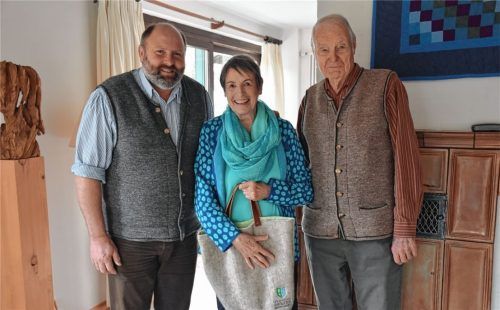 Hausbesuch: Bürgermeister Josef Loferer (links) verabschiedete Brigitte und Dr. Jan Bodo Sperling. Foto Wunderlich