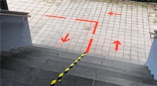 Hinweismarkierungen: Im Rosenheimer Freibad gibt es zahlreiche Auflagen.