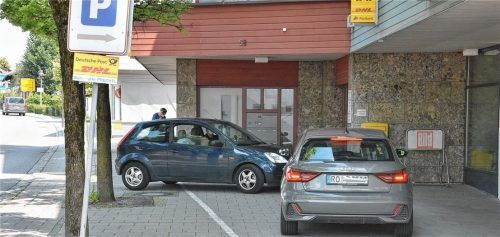 „Ich will doch nur schnell...“ und währenddessen auf dem Bürgersteig parken, das könnte künftig in Stephanskirchen teuer werden. Die erste Entscheidung zur Verkehrsüberwachung fiel knapp positiv aus. Foto Schlecker