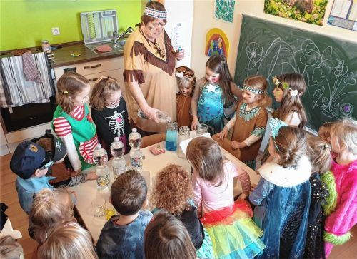 Ihr Humor und ihre Kreativität werden fehlen: Kinderpflegerin Lydia Gottinger bei einer Faschingsfeier lange vor Corona inmitten der Kinder in der Kinderwelt Sonnenschein in Taufkirchen. Jetzt geht sie nach 45 Berufsjahren in den Ruhestand.Foto  Kinderwelt Sonnenschein
