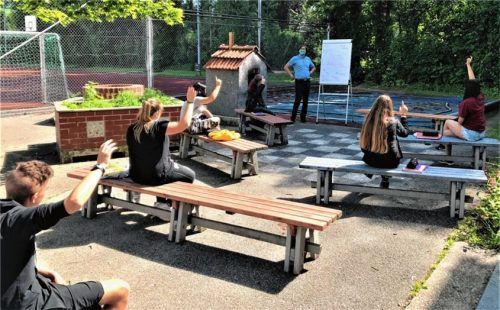 Im Außenklassenzimmer der Grund- und Mittelschule Buchbach unterrichtet Dr. Simon Dörr das Fach Englisch. Foto Rampl