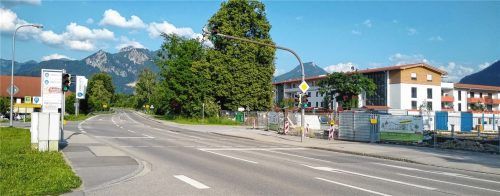 Im Moment können Fußgänger die Staatsstraße nur an einer Seite per Ampelanlage überqueren. Foto Stuffer-Chunphetch
