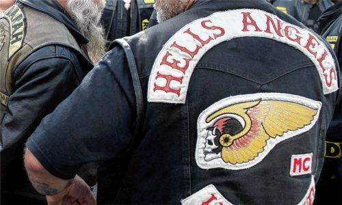 Immer wieder kommen Mitglieder der Rockergruppe Hells Angels, hier bei einer Demonstration, mit dem Gesetz in Konflikt. In Rosenheim musste sich ein Mitglied nun unter anderem wegen Nötigung vor Gericht verantworten. Foto dpa