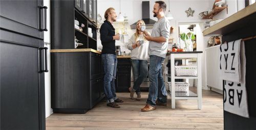 In der Küche sind alle Vorteile eines modernen elastischen Bodenbelags gefragt: fußwarm, robust, pflegeleicht und wohngesund. Foto wineo