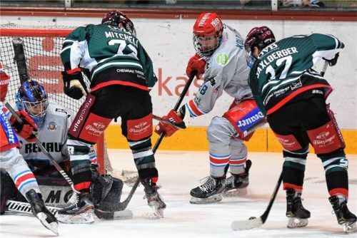 In der vergangenen Saison musste Dominik Kolb (Zweiter von rechts) noch gegen Dominik Daxlberger und Rosenheim ran. Nun spielt er für die Starbulls.Foto Ziegler