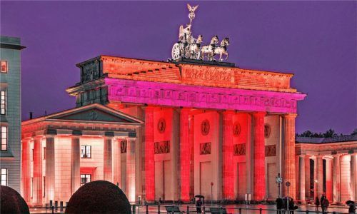 In zahlreichen Städten der Republik – hier das Brandenburger Tor in Berlin – macht die Veranstaltungsbranche mit der Beleuchtung von Bauwerken auf ihre Situation aufmerksam. Fotos re, Janka