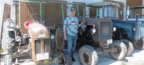 Inmitten seiner ältesten Bulldogs, einem Bautz aus dem Baujahr 1955 (von links), einem Eicher von 1956 und einem Schlüter DZM 25 von 1938, fühlt sich Fritz Brandl wohl, alle sind älter als er.Foto fill