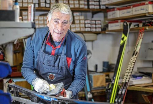 Jede Menge Erfahrung: Remigius Bauer senior beim Präparieren von Skiern. Foto Wunderlich