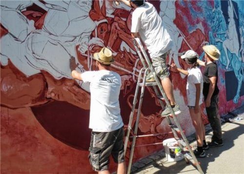 Jeder schöne Tag wird von den vier Künstlern so lange wie möglich ausgenutzt, um Skizzen und Farbe an die Wand zu bringen.
