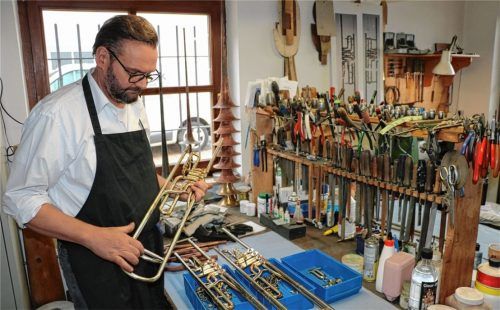 Jedes Instrument ein Unikat: Blechblasinstrumentenbauer Peter Baumann liefert seinen Kunden aus der ganzen Welt musikalische Maßanfertigungen in Form von Trompeten, Hörnern und Baritonen.Foto Reh