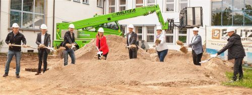 Jetzt geht‘s los: Mit dem symbolischen Spatenstich eröffneten Thomas Größlinger von der ausführenden Baufirma, Geschäftsführer Martin Reitmeyer und Manfred Brenninger von der Stadtbau GmbH, die das Projekt für die Stadt betreut, Christine Graupner, Referentin für Familie, Kinderbetreuung und Schulen, Bürgermeister Robert Pötzsch, Rektorin Annette Gibis, Wolfgang Gschlößl von der katholischen Kindergartenverwaltung und Architekt Sven Grossmann die Baustelle.Foto  Grundner