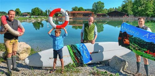 Jetzt ist es offiziell: Aschaus Zweiter Bürgermeister Michael Andrelang (Zweiter von rechts) und Herbert Reiter (links) von der Tourist-Info übergaben den Schlüssel an Werner Heinrichsberger junior (rechts) mit Sohn Laurenz und wünschten viel Erfolg für die bevorstehende Badesaison.Foto H. Reiter