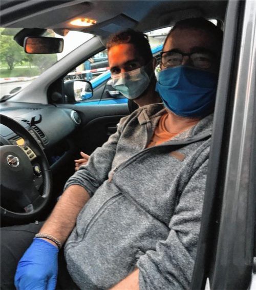 Joschua und Georg Radlmaier (rechts) aus Babensham – vorsichtig mit Mundschutz und Handschuhen.Fotos  Petzi