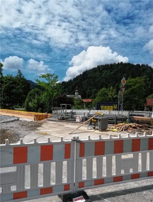 Kaum sind die Grenzposten weg, kommen die Bauarbeiter: Der Verkehr wird von der Staatsstraße durch den Ort Sachrang geleitet. Foto Rehberg