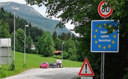 Kein Bauzaun, keine Polizei: Am Grenzübergang in Sachrang rollt der grenzüberschreitende Verkehr wieder. Foto rehberg