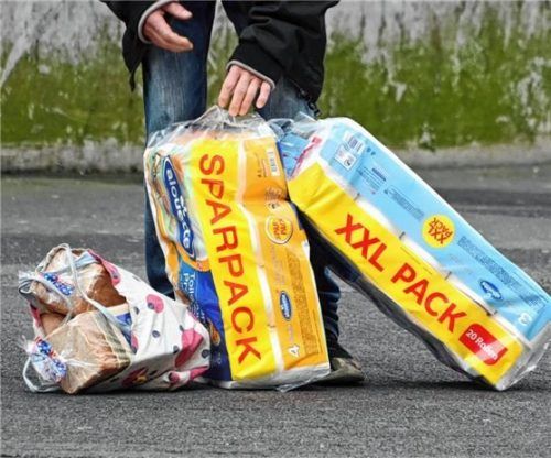 Klopapier stand zu Beginn der Corona-Krise bei vielen Verbrauchern ganz oben auf dem Einkaufszettel.Foto dpa