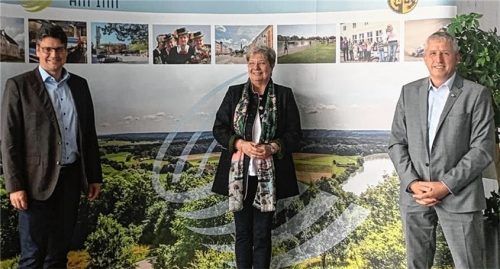 Konstruktives Gespräch: Landrat Max Heimerl (links), die IHK-Vizepräsidentin und Vorsitzende des IHK-Regionalausschusses Altötting-Mühldorf, Ingrid Obermeier-Osl, und IHK-Geschäftsstellenleiter Herbert Prost.Foto  re