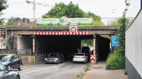 Kritisches Nadelöhr: Die Eisenbahnunterführung in der Kufsteiner Straße soll vierspurig ausgebaut werden. Eine finale Entscheidung soll in der Juli-Sitzung des Stadtrats fallen. Foto Aerzbäck