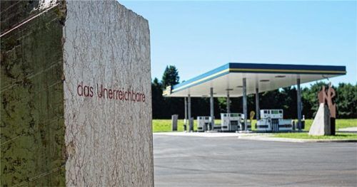 Kunst im Alltag: 24 Plastiken zeigt Rudl Endriß auf dem Gelände der Tankstelle.