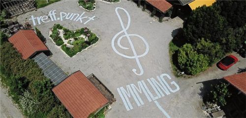 Kunst statt Mülleimer: Mit den vorgedruckten Flyern schuf das Immling-Festival-Team dieses Kunstwerk.Foto re