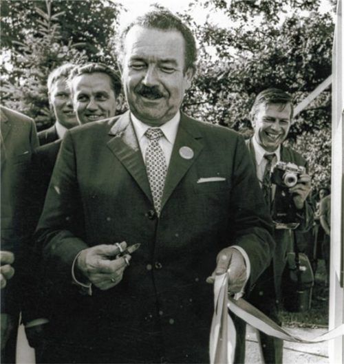 Leistungsschau der Waldkraiburger Wirtschaft: Sogar der bayerische Minister für Wirtschaft und Verkehr, Dr. Otto Schedl, kam nach Waldkraiburg, um die Veranstaltung auf dem Volksfestgelände zu eröffnen, links Landrat Erich Ranbold, rechts Reporter Josef Kindersberger.Foto  Stadtarchiv