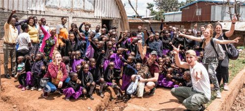 Letzter Besuch vor dem Corona-Lockdown: Die KISUG-CBO, Kinder der Kibera Silanga Primary School und ein Team des Bad Endorfer Vereins „Moja kwa Moja“, darunter auch Vorsitzender Maximilian Neumayer (vorne rechts).