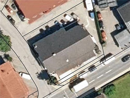 Lieber Grün statt Blech: Der äußere eingezeichnete Streifen zur Hauptstraße, eine ehemalige Bushaltestelle (im Bild parken dort drei Fahrzeuge hintereinander), soll bepflanzt werden.Gemeinde Prutting