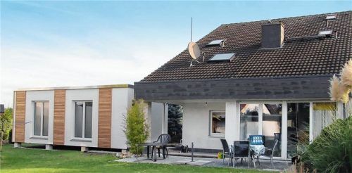 Links und rechts vom Haus ist noch Platz? Dann bietet es sich an, den Anbau als Einzelmodul direkt an das Bestandshaus zu setzen und ihn entweder mit einem Durchbruch zum Haus oder einem separaten Eingang zu versehen. Foto epr/SmartHouse GmbH