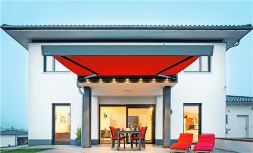 Markisen bieten nicht nur guten Sonnenschutz, sondern werten auch die Architektur des Hauses auf. Foto djd/Weinor