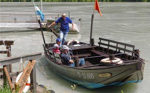 Maximal zwölf Personen finden in der kleinen Fähre Platz. Foto Hoffmann