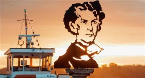 Mit dem Kunstwerk „König-Ludwig-II-Porträt“ am Hafen Prien-Stock von Walter Angerer beginnt der Film.

Foto Prien Marketing GmbH – Wingmen Media