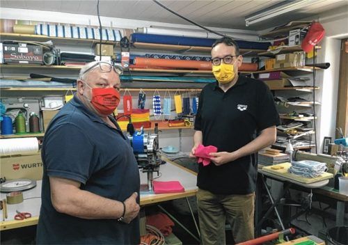 Mit dieser Maschine wird der Stoff geschnitten: Peter Kajetan Schmid (links) und Oliver Nowotny nähen aus der Not heraus jetzt Mundschutzmasken.