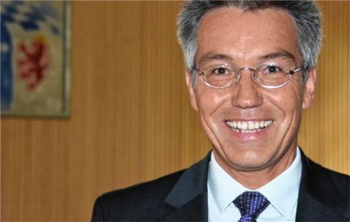 Mit einem Bild im Hintergrund die Zukunft des Landkreises im Blick: Landrat Otto Lederer.