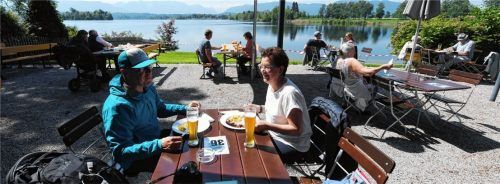 Nach den ersten Lockerungen ist ein Besuch im Biergarten wieder möglich. Zumindest am Tisch herrscht keine Maskenpflicht. Foto dpa