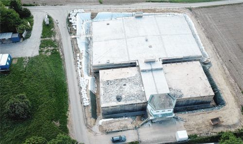 Nach der Freilegung des Bauwerks wird erst erkennbar, wie groß der Hochbehälter am Glatzberg ist, der acht Millionen Liter Trinkwasser fasst. Das entspricht dem Tagesbedarf an einem Hochsommertag.Foto  Stadtwerke