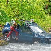 75-Jähriger landet mit Auto im reißenden Gewässer