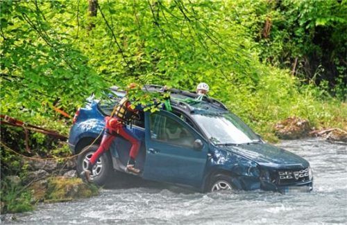 Nach Einschätzung der Retter hatte der Chieminger (75) großes Glück, dass das Auto in der Ramsauer Ache im seichten Wasser zum Stehen kam. Sonst hätte es lebensgefährlich werden können. Foto BRK BGL/Angerer