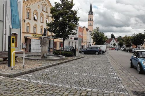 Nach welchen Kriterien wurden für die ursprüngliche Planung die bestehenden Parkplätze gezählt? Haben kürzere Parkflächen, wie vor der E-Ladesäule, die gleiche Wertigkeiten wie längere Stellflächen? Die Stadt kann das nicht mehr nachvollziehen. Deswegen soll noch in dieser Woche eine neue Zählung erfolgen.Foto Jaensch