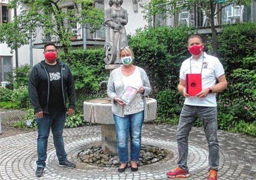 Neue Tablets für Senioren: Präsident Hansi Gehrlein (rechts) und Vorstandsmitglied Matthias Prankl (links) überreichten im Namen des FC-Bayern-Fanclubs 13 Höslwanger die Spende an Karin Stöhr, Leiterin des Katharinenheims in Bad Endorf.Foto re
