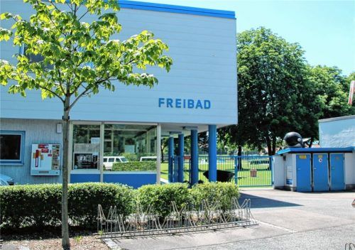 Noch sind die Radlständer leer: Das wird sich ab 8. Juni ändern, dann öffnet das Kolbermoorer Freibad. Foto Riediger
