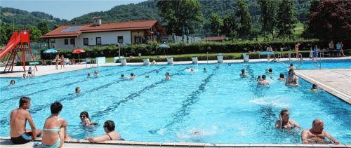 Noch unbeschwert konnten im letzten Jahr die Gäste des Nußdorfer Freibades das kühle Nass genießen. Dann machte die Corona-Krise einen Strich durch den vorgesehenen Eröffnungstermin im Mai. Aber ab Mittwoch geht es wieder los, allerdings mit Einschränkungen.Foto steffenhagen