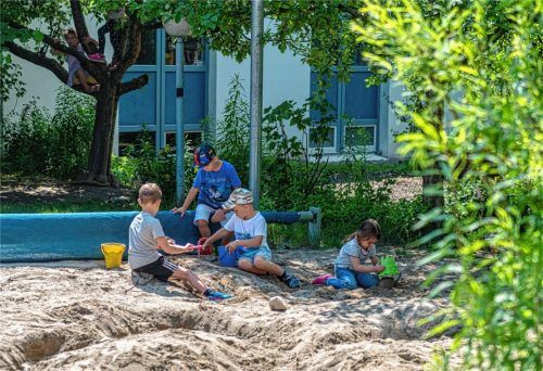Normalerweise wäre der Sandspielplatz des Kindergartens Heilige Dreifaltigkeit dicht bevölkert, zumindest in diesem Sommer aber dürfen die Kinder nur gruppenweise ins Freie. Foto thomae