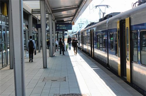 Nur vereinzelte Reisende auf den Bahnsteigen: Egal, wie das Wetter war, die Auslastung der Züge war wegen Corona gering. Jetzt steigt das Passagieraufkommen wieder. Die Diskussion über die Folgen der Corona-Krise hatte schon zuvor begonnen. Foto Steffenhagen