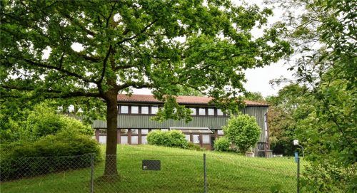 Offene Bühnen für Musik, Akrobatik und anderes an sonst nicht dafür genutzten Orten – wie zum Beispiel im Freigelände der Schulen (Bild) oder an der Schloßbergkuppe – könnten zum „Sommer dahoam“ in Stephanskirchen beitragen.Foto Schlecker
