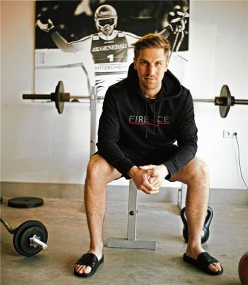 Pepi Ferstl in seinem „Fitnessstudio“ in der heimischen Garage.